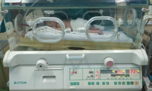 La pequeña Helen es atendida con esmero por las enfermeras de la sala de Neonatología del Hospital Materno de Villa Clara.