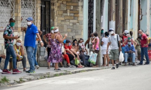El no cumplimiento del distanciamiento físico entre las personas es uno de los factores que inciden en el incremento de la transmisión autóctona.