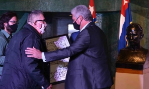 Roberto Gacio Suárez recibió el pasado año la distinción Maestro de Juventudes 2020. 
foto tomada de la cuenta de twitter del Presidente Miguel Díaz-Canel