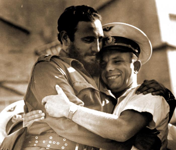 Fidel Castro con Yuri Gagarin en la Plaza de la Revolución.
Foto: Osvaldo Salas, 1961.