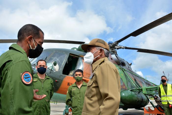 Para el general de Brigada de la reserva, Arnaldo Tamayo Méndez, la preparación técnico-profesional, física y político-ideológica es fundamental para los pilotos de estos tiempos. foto: ricardo lópez hevia