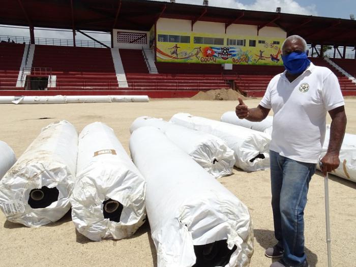 De no afrontarse contratiempos, Vila Fornaris asegura que los 43 rollos de césped sintéticos estarán colocados a finales de mes.