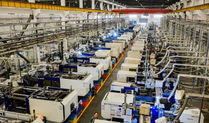 Líneas de producción inteligentes operan de manera eficiente en una empresa de autopartes en Taicang, provincia de Jiangsu, en el este de China.