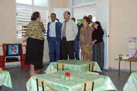 Carlos Lage Dávila, secretario del Comité Ejecutivo del Consejo de Ministros, al recorrer algunos centros de Ciudad de La Habana.