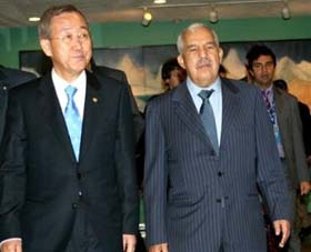 Treki (derecha) junto al secretario general de la ONU, Ban Ki-moon.