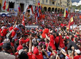 El Presidente de la República, Hugo Chávez Frías, durante la concentración en apoyo a los Diputados revolucionarios que trabajarán en la nueva Asamblea Nacional. Foto: Marcelo García