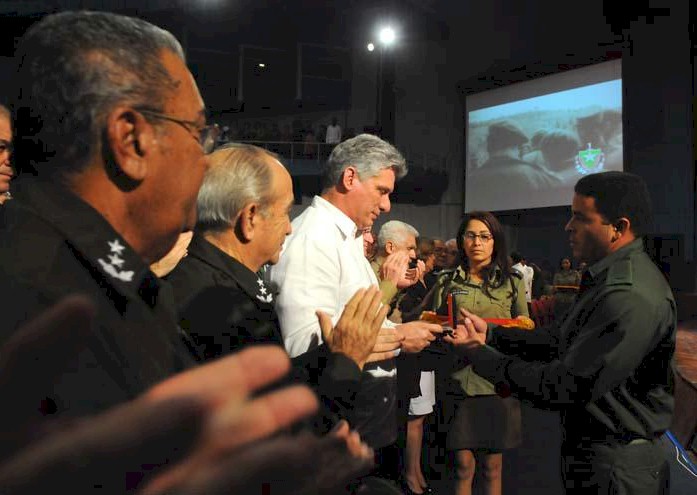 Miguel Díaz-Canel Bermúdez, Erster Vizepräsident Kubas, nahm die Anerkennungsplaketten für Fidel und Raúl in Empfang. Foto : Juvenal Balán