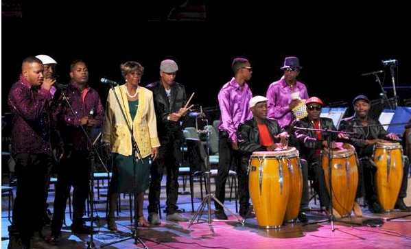 Die Muñequitos de Matanzas während ihres Auftritts mit dem Nationalen Symphonieorchester bei der Eröffnungsgala im Saal Covarrubias des Nationaltheaters Kubas