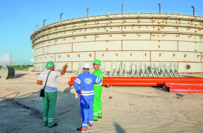 En el «ajetreo» de reconstruir los cuatro tanques para almacenar combustibles