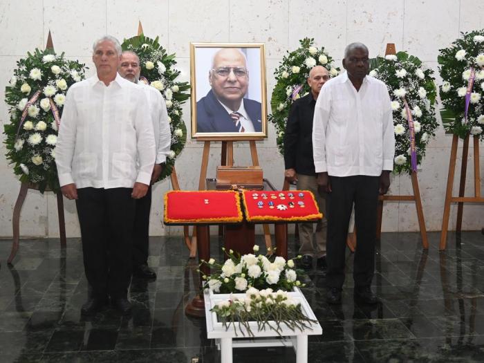 Cuba en el pecho de un hombre