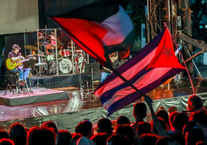En la escalinata, desde casa, la primera canción... luego a Latinoamérica (+ Fotos)