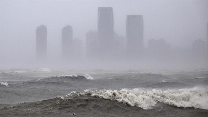 Impactan en el sur de China lluvias y vientos del tifón Matmo