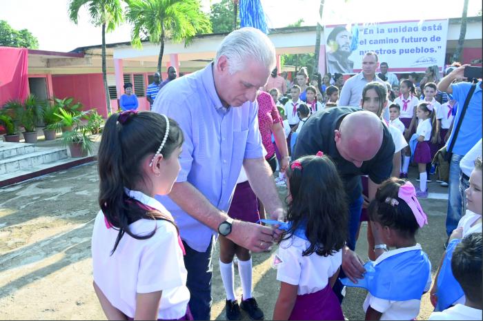 De pañoletas y surcos, por una Cuba mejor