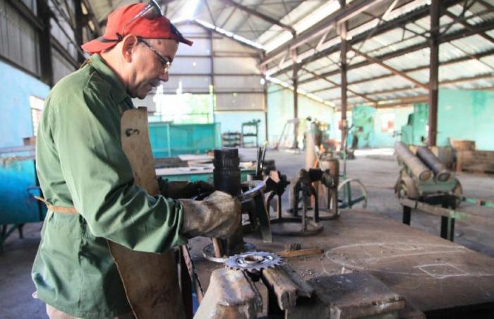Innovadores espirituanos devuelven vitalidad a combinadas cañeras Case de Cuba