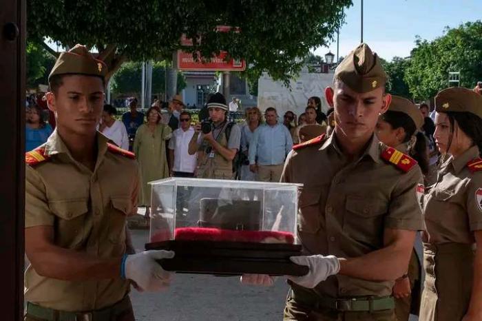 Gorra histórica de Fidel Castro preside la apertura de la Fiesta de la Cubanía en 2025