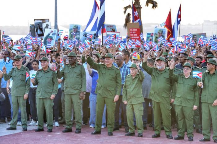 El pueblo está con Raúl