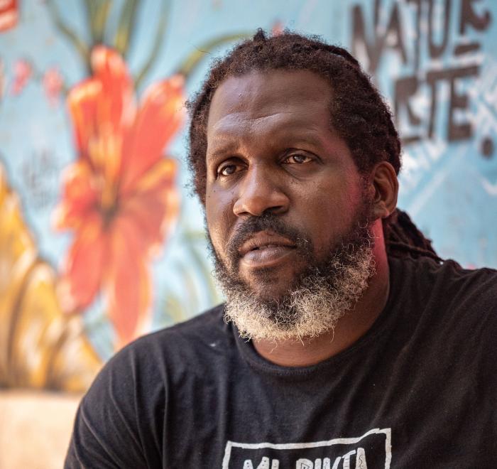 Roberto Bess González: El artista y la pared