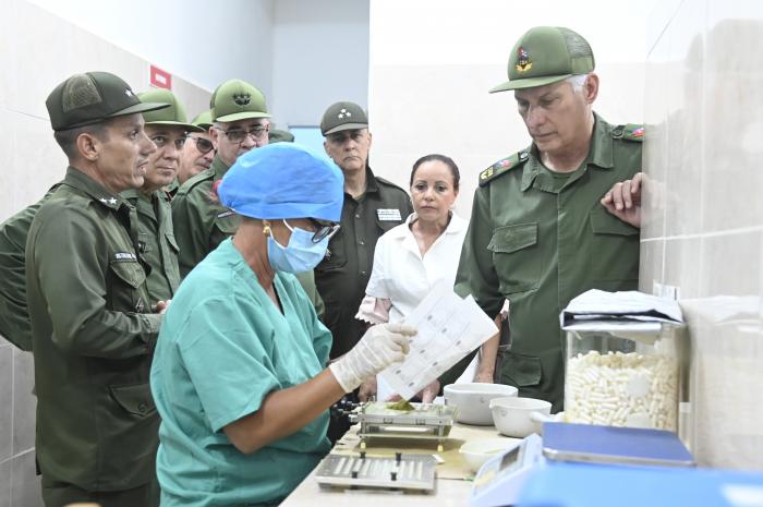 Chủ tịch Cuba Miguel Díaz-Canel tiếp nhận báo cáo về ứng dụng khoa học nâng cao hiệu quả quản lý nội bộ