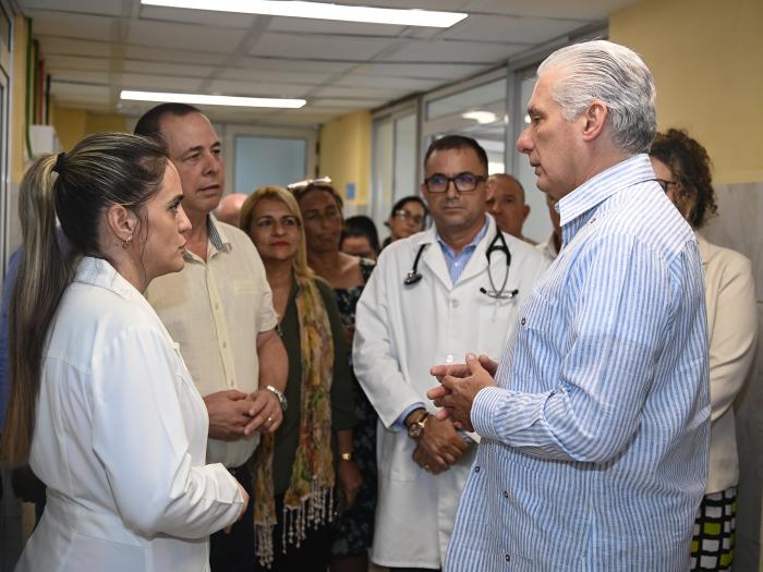 Chủ tịch Cuba Miguel Díaz-Canel ghi nhận tinh thần anh hùng của nhân viên y tế trong bối cảnh khó khăn