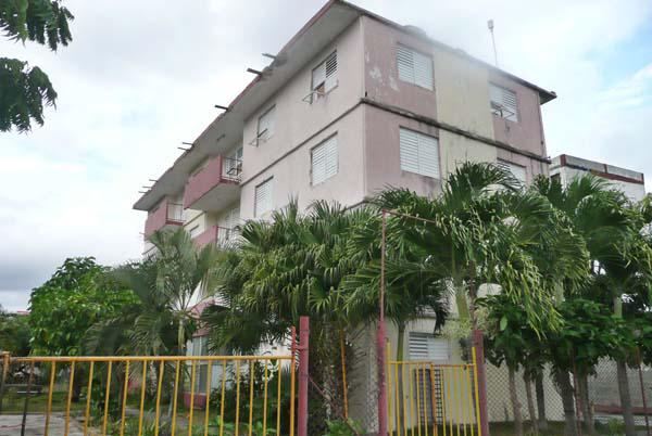 En desuso durante un largo periodo, lo que fue un hotel de la Construcción en la capital provincial, será transformado en viviendas este año. / Foto: 