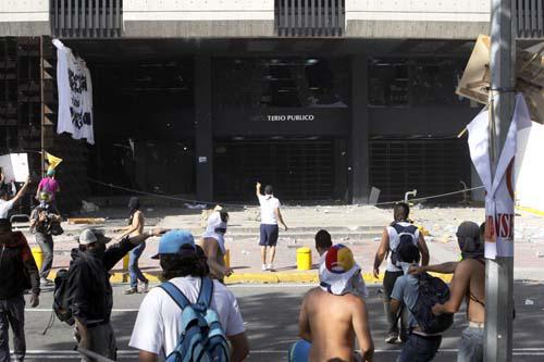 Los manifestantes agredieron la sede de la Fiscalía venezolana. / 