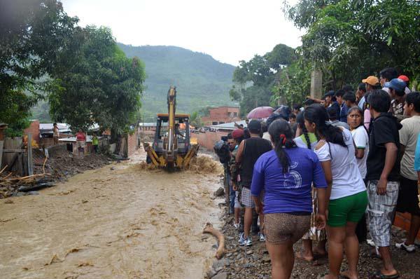 Las fuerzas técnicas intentan reabrir los caminos anegados. 