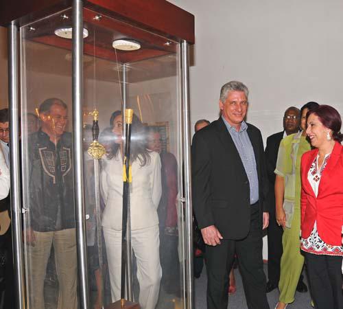 Miguel Díaz-Canel Bermúdez junto a la réplica del bastón y la
espada del revolucionario Eloy Álfaro. / 