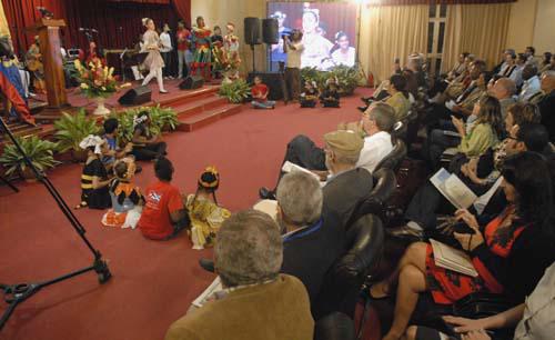 El homenaje de La Colmenita a Nersys Felipe durante la jornada inaugural
de la Feria. / 