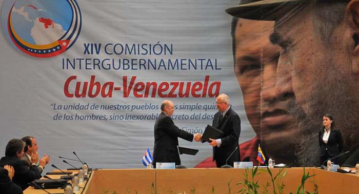 El ministro cubano de Comercio Exterior y la Inversión Extranjera, Rodrigo Malmierca (izquierda), y el vicepresidente venezolano para el Área Eco­nó­mica, Rafael Ramírez, presidieron la XIV Comisión Intergubernamental Venezuela-Cuba. / 