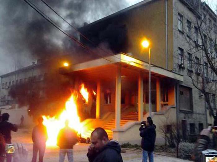 La sede del gobierno local de Mostar, en Bosnia, arde tras haber sido incendiada por manifestantes el 7 de febrero. / 