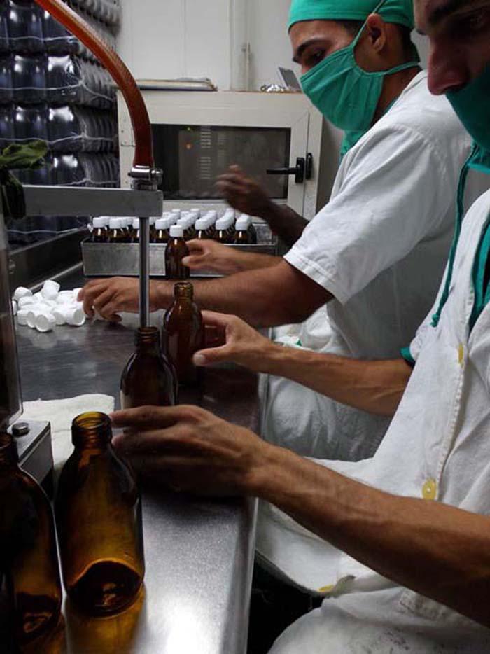 Los trabajadores toman las medidas necesarias para que las producciones tengan la calidad requerida. / 