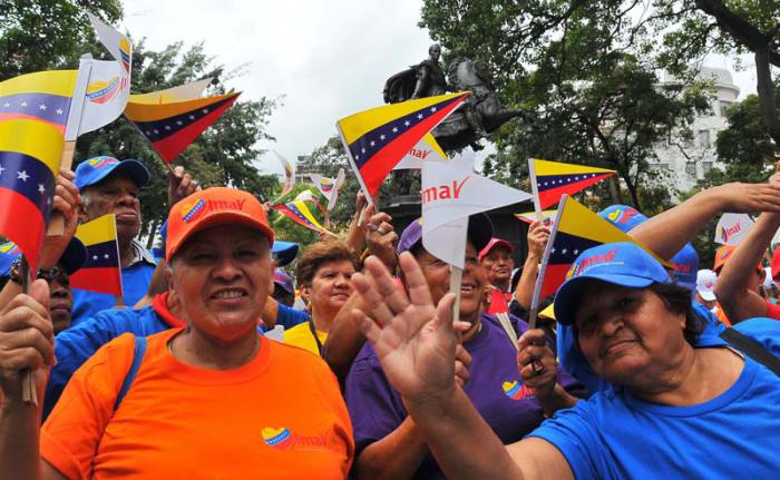 Adultos mayores marcharon desde la Plaza Bolívar en apoyo a la paz y en rechazo a las acciones violentas perpetradas por la derecha.