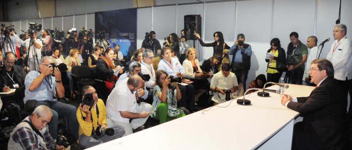 Los periodistas acreditados para el evento interrogaron al ministro cubano sobre los pormenores de la Cumbre a punto de comenzar. 