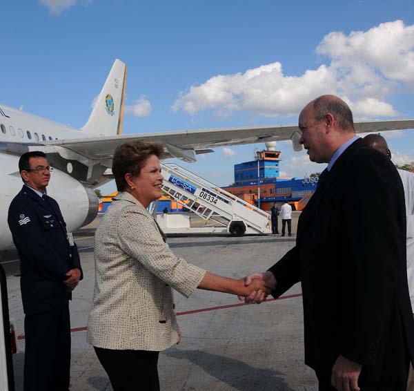Rodrigo Malmierca, ministro de Comercio Exterior y la Inversión Extranjera, recibe a la mandataria de Brasil, Dilma Rousseff.