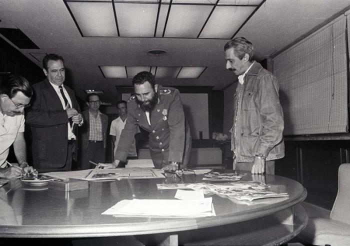 Fidel con Jorge Enrique Mendoza en la dirección del periódico Granma. 