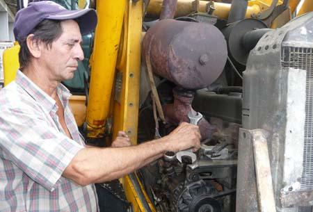 Alfredo, siempre atento a cualquier percance en el motor Mitsubishi adaptado por él a la retroexcavadora. 