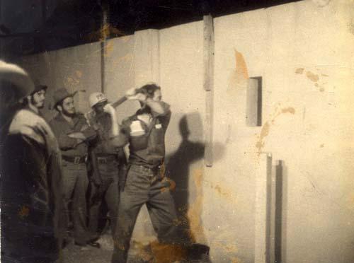 Camilo Cienfuegos derrumba el muro de Columbia, cuartel militar de los sicarios de Batista. 


