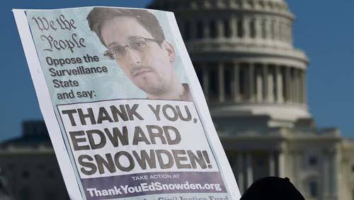 Snowden es considerado un héroe por algunos, debido a que reveló el alcance de la red de espionaje global de los Estados Unidos. 