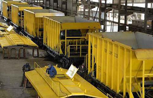 La UEB Talleres Ferroviarios 9 de Abril repara las tolvas ferroviarias para la transportación de azúcar. 