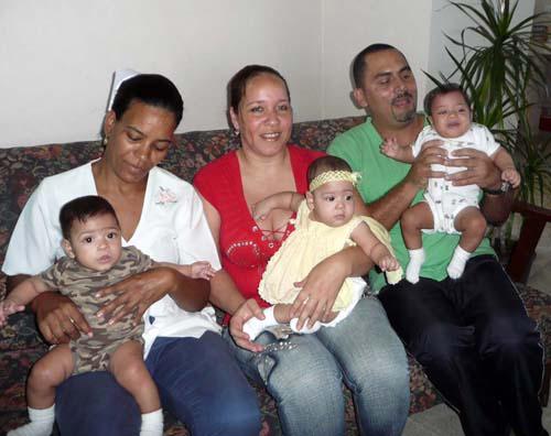 Padres de trillizos, los granmenses Pedro Ernesto y Yoelsis se declaran infinitamente agradecidos con el sistema de salud cubano. 
