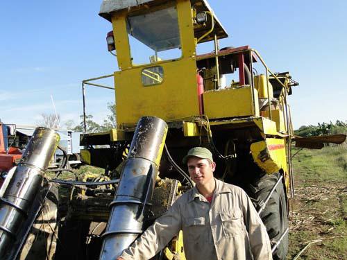 Javier Hernández Montes de Oca se siente feliz con su KTP-2M. 

