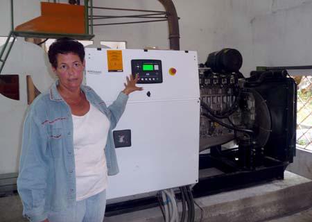 Olga Lidia muestra el equipo que ha permitido emprender la generación de electricidad a partir del biogás.