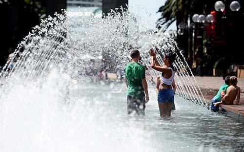 Los australianos refrescando de las altas temperaturas de los últimos días.