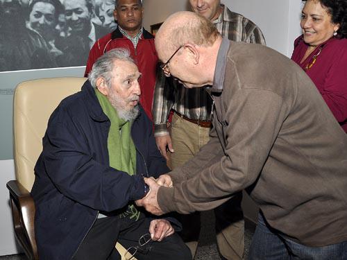 Saludando a Miguel Barnet, presidente de la UNEAC. Fidel inaugura estudio de arte en el barrio Romerillo, de La Habana
