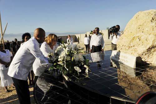 El presidente Michel Martelly y su esposa colocan una ofrenda floral en un monumento que rinde honor a las víctimas del terremoto, ubicado en la comuna de Siloe, al sur de Puerto Príncipe.