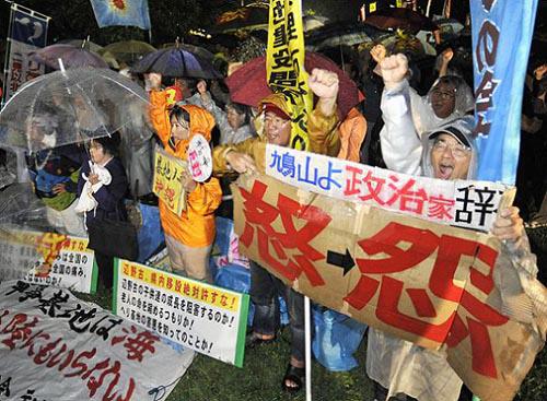 Japoneses de Okinawa protestan contra el establecimiento de una base militar de EE.UU. en la zona.