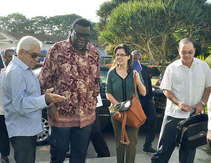 El primer ministro de la República de Namibia, Hage Gottfried Geingob, agradeció el cuidado a los animales donados por su país al director general del Zoológico, Miguel Abud Soto. 