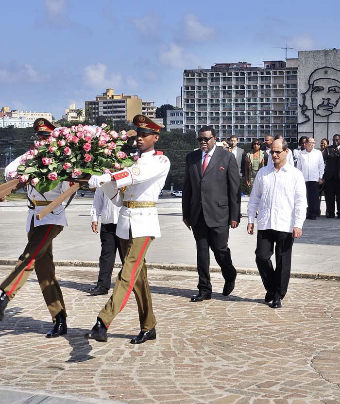 El primer ministro namibio, Hage Gottfried Geingob, colocó la ofrenda en compañía del viceministro cubano de Relaciones Exteriores, Rogelio Sierra.