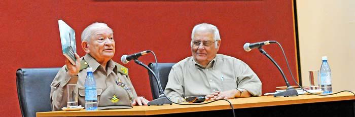 El Comandante de la Revolución Guillermo García Frías (izquierda) durante la presentación de su libro El último combate. 