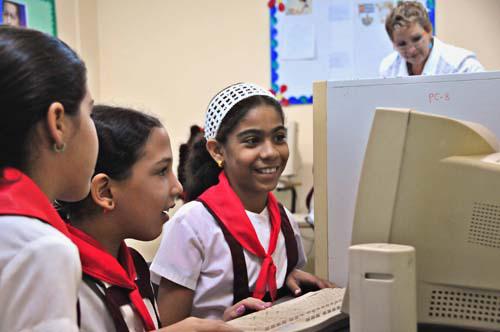 El dominio de las nuevas tecnologías, desde la enseñanza primaria, brinda herramientas para el estudio y es sin duda otro logro de la educación.